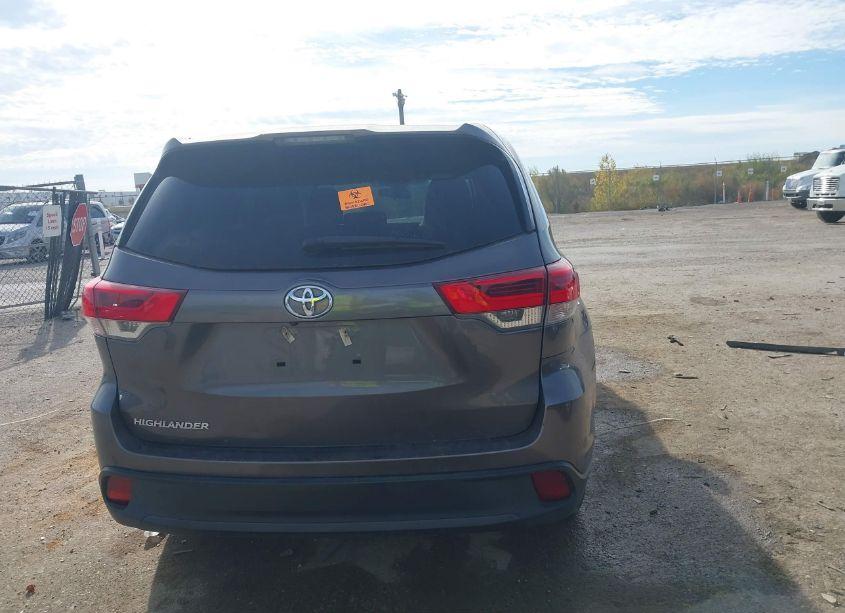 Photo 15 of 2018 Toyota Highlander LE (VIN 5TDZARFH7JS036224)