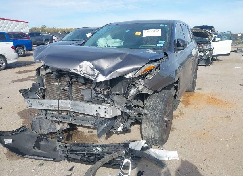 Photo 2 of 2018 Toyota Highlander LE (VIN 5TDZARFH7JS036224)