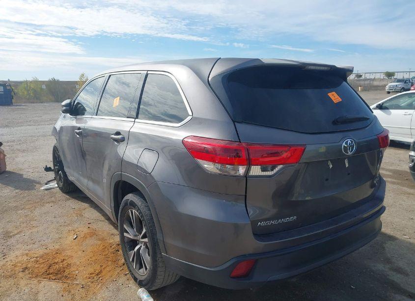 Photo 3 of 2018 Toyota Highlander LE (VIN 5TDZARFH7JS036224)