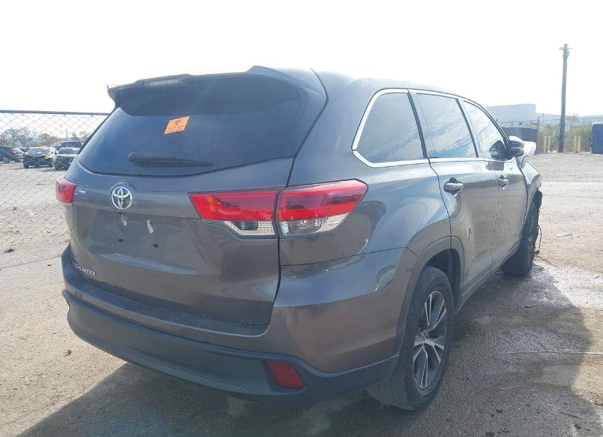 Photo 4 of 2018 Toyota Highlander LE (VIN 5TDZARFH7JS036224)