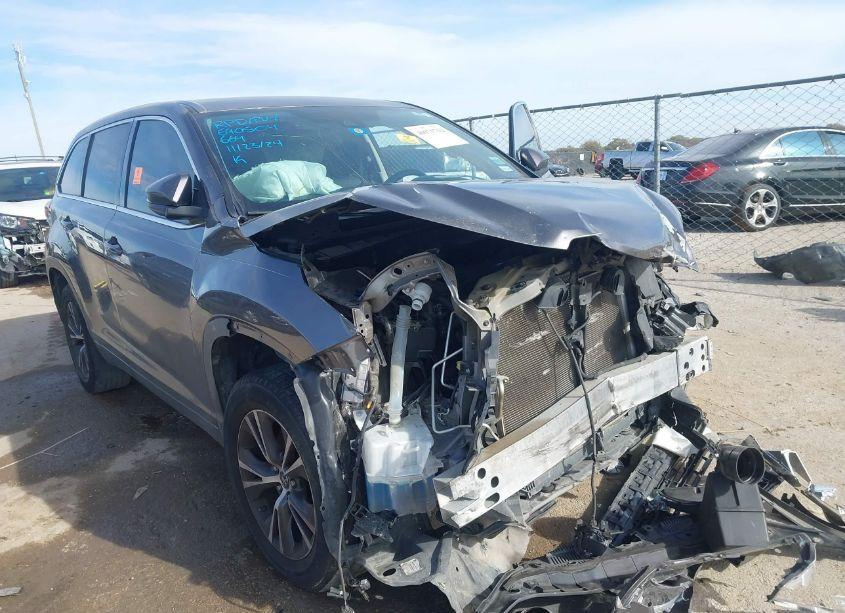 Photo 5 of 2018 Toyota Highlander LE (VIN 5TDZARFH7JS036224)