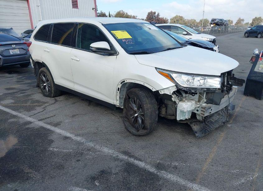 2019 Toyota Highlander LE (VIN 5TDZARFH7KS043482) main photo