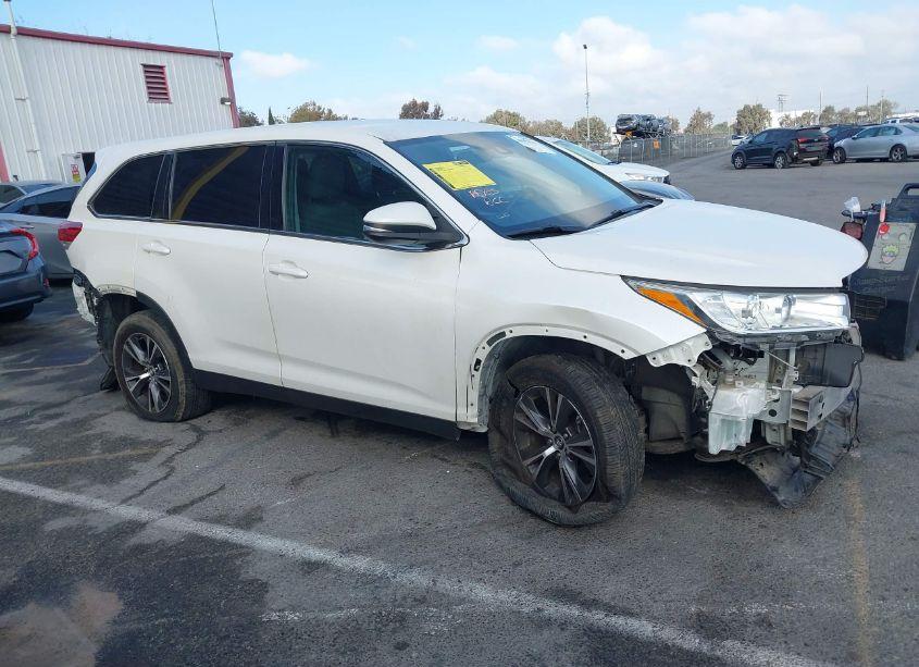 Photo 14 of 2019 Toyota Highlander LE (VIN 5TDZARFH7KS043482)