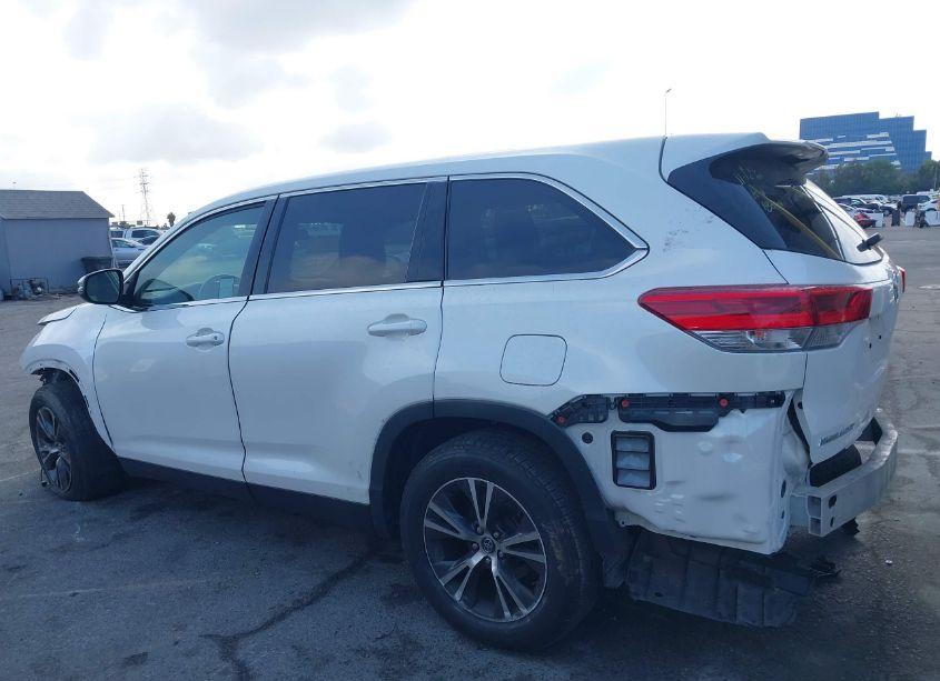 Photo 15 of 2019 Toyota Highlander LE (VIN 5TDZARFH7KS043482)