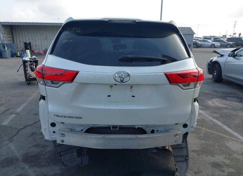 Photo 17 of 2019 Toyota Highlander LE (VIN 5TDZARFH7KS043482)