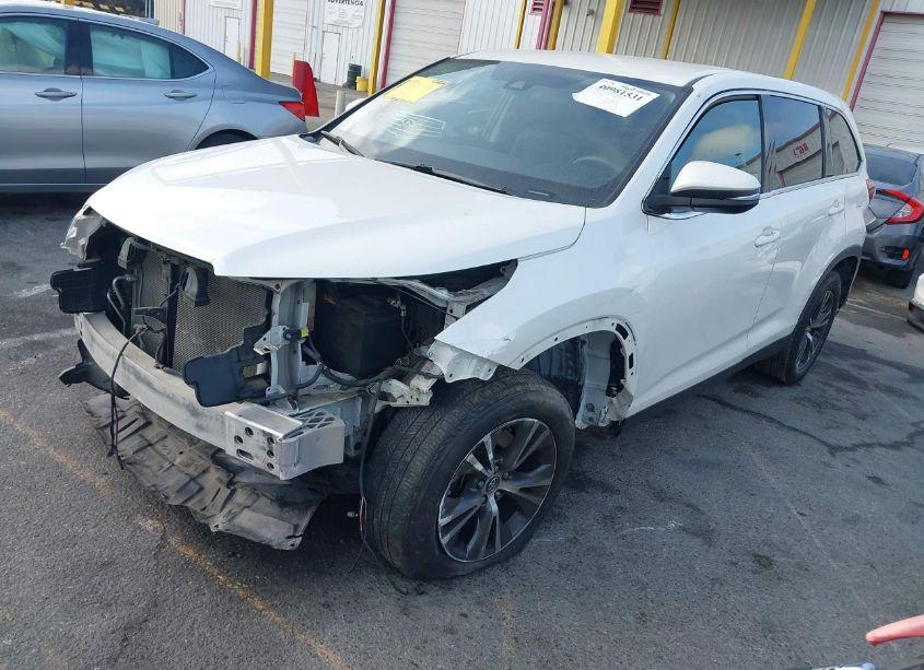 Photo 2 of 2019 Toyota Highlander LE (VIN 5TDZARFH7KS043482)