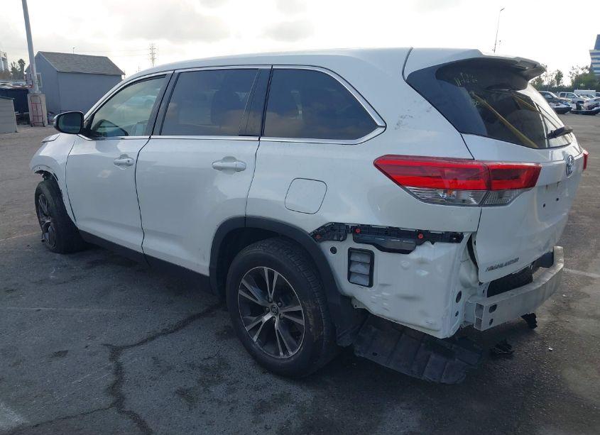 Photo 3 of 2019 Toyota Highlander LE (VIN 5TDZARFH7KS043482)