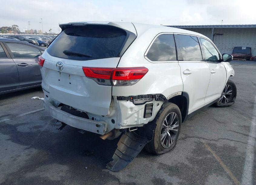 Photo 4 of 2019 Toyota Highlander LE (VIN 5TDZARFH7KS043482)