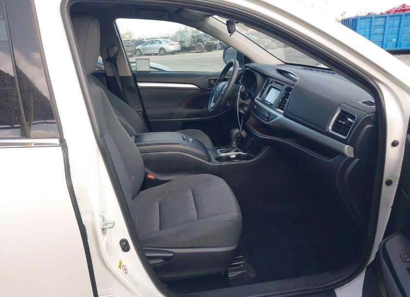 Photo 5 of 2019 Toyota Highlander LE (VIN 5TDZARFH7KS043482)