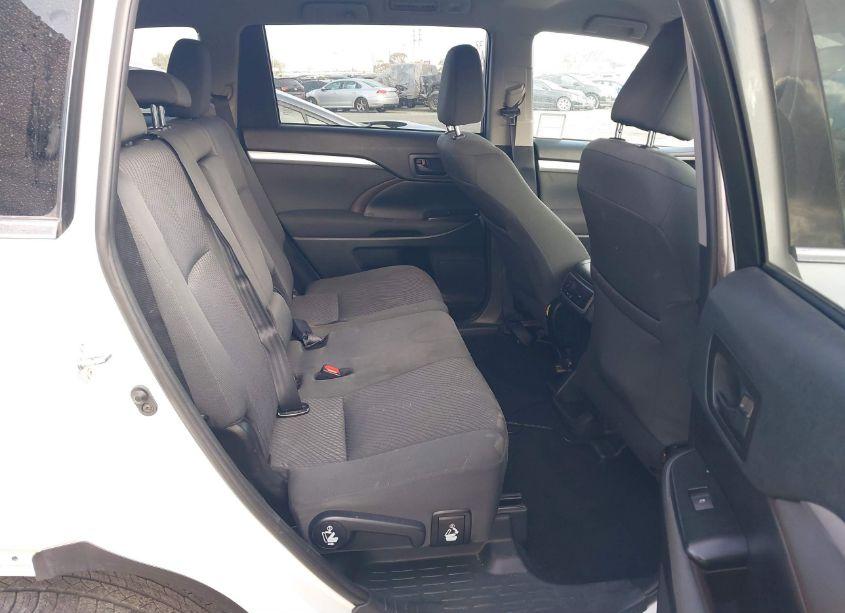 Photo 8 of 2019 Toyota Highlander LE (VIN 5TDZARFH7KS043482)