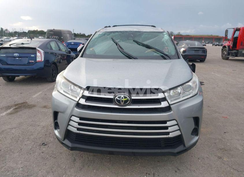 Photo 12 of 2019 Toyota Highlander LE (VIN 5TDZARFH7KS052716)