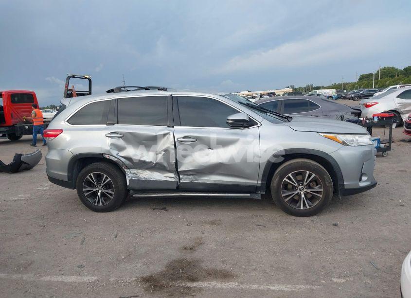 Photo 13 of 2019 Toyota Highlander LE (VIN 5TDZARFH7KS052716)