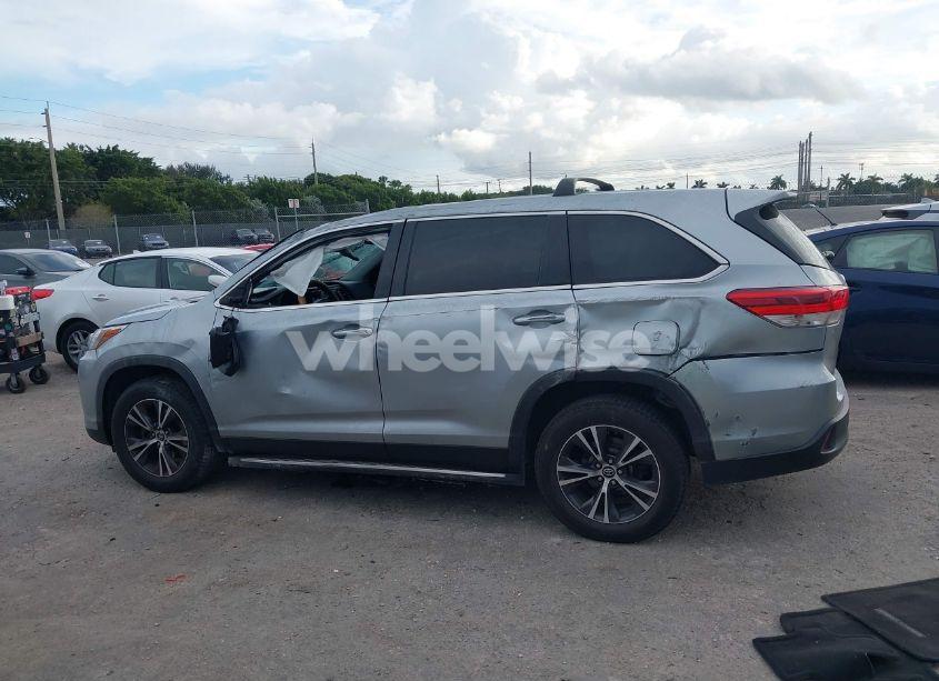 Photo 14 of 2019 Toyota Highlander LE (VIN 5TDZARFH7KS052716)