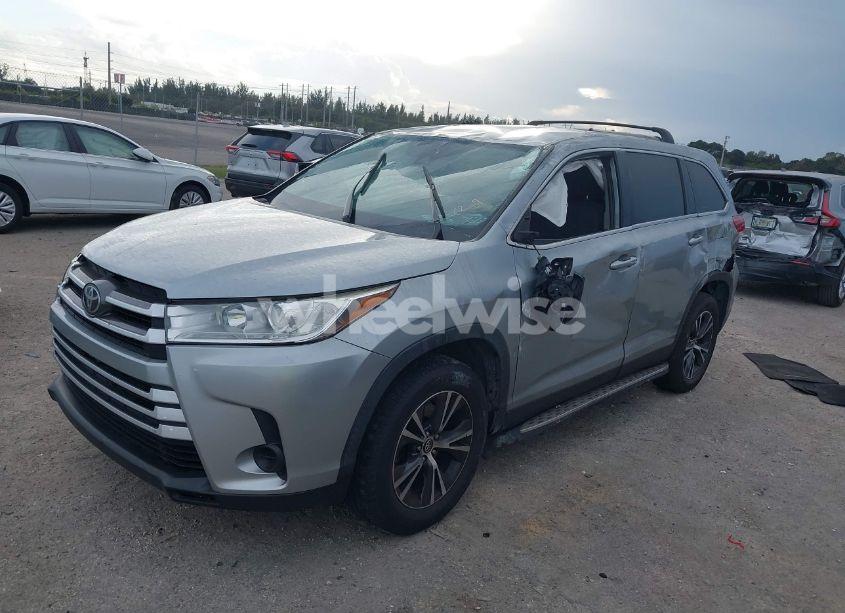 Photo 2 of 2019 Toyota Highlander LE (VIN 5TDZARFH7KS052716)