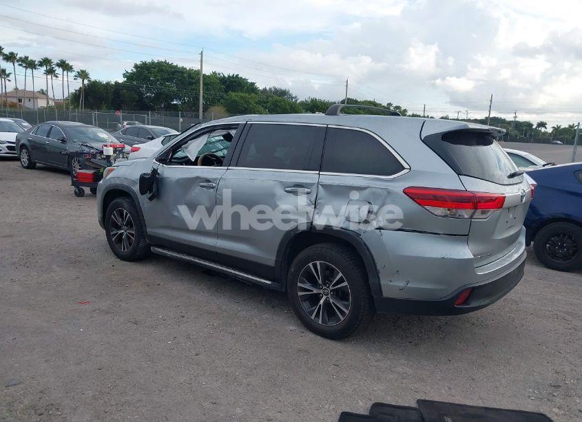 Photo 3 of 2019 Toyota Highlander LE (VIN 5TDZARFH7KS052716)