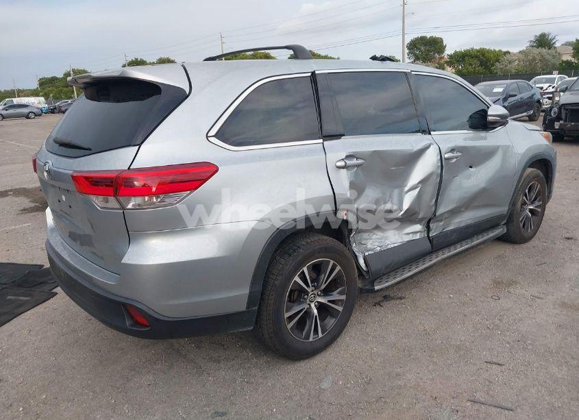 Photo 4 of 2019 Toyota Highlander LE (VIN 5TDZARFH7KS052716)