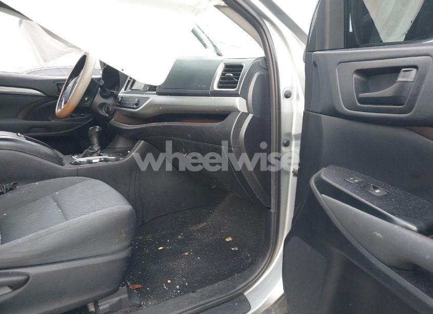 Photo 5 of 2019 Toyota Highlander LE (VIN 5TDZARFH7KS052716)