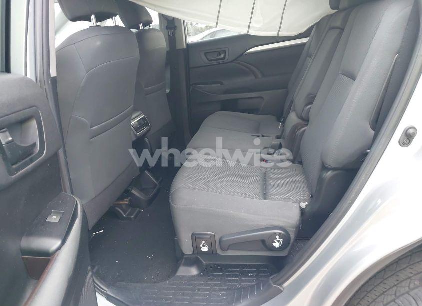 Photo 8 of 2019 Toyota Highlander LE (VIN 5TDZARFH7KS052716)