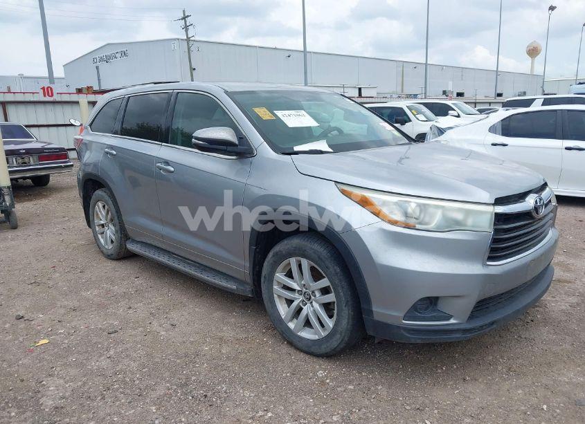 2016 Toyota Highlander LE (VIN 5TDZARFH8GS021479) main photo
