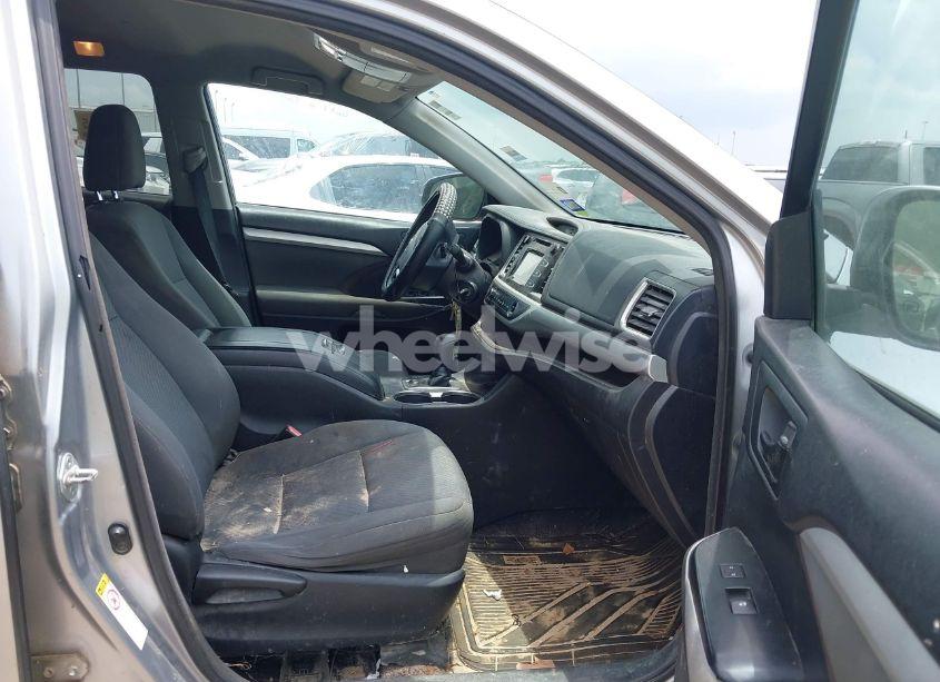 Photo 5 of 2016 Toyota Highlander LE (VIN 5TDZARFH8GS021479)