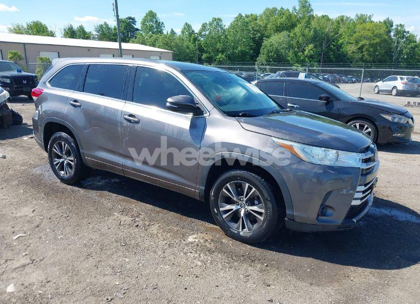 2018 Toyota Highlander LE (VIN 5TDZARFH8JS033994) main photo