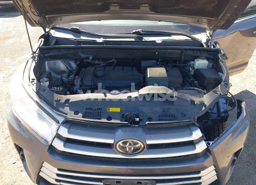 Photo 10 of 2018 Toyota Highlander LE (VIN 5TDZARFH8JS033994)