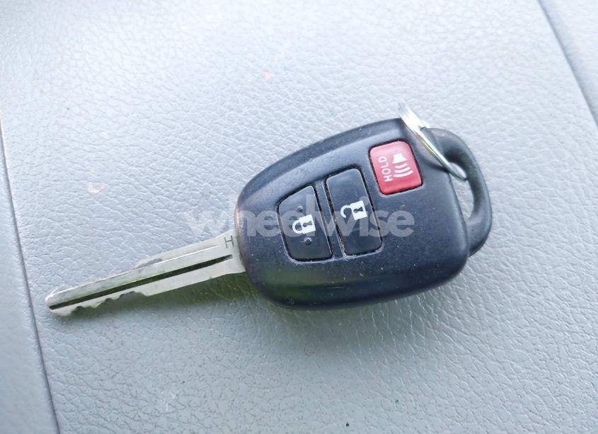 Photo 11 of 2018 Toyota Highlander LE (VIN 5TDZARFH8JS033994)