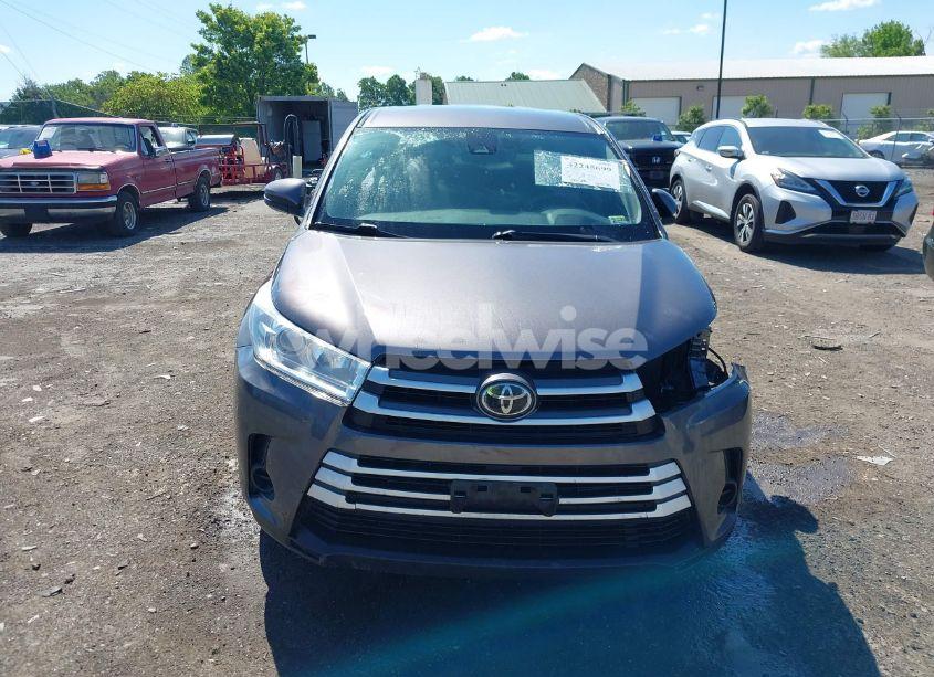 Photo 13 of 2018 Toyota Highlander LE (VIN 5TDZARFH8JS033994)