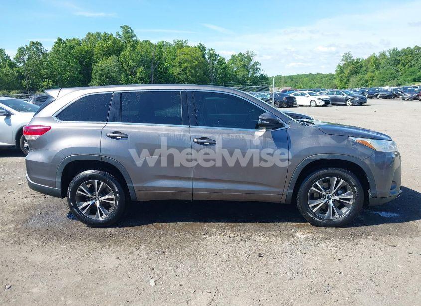 Photo 14 of 2018 Toyota Highlander LE (VIN 5TDZARFH8JS033994)