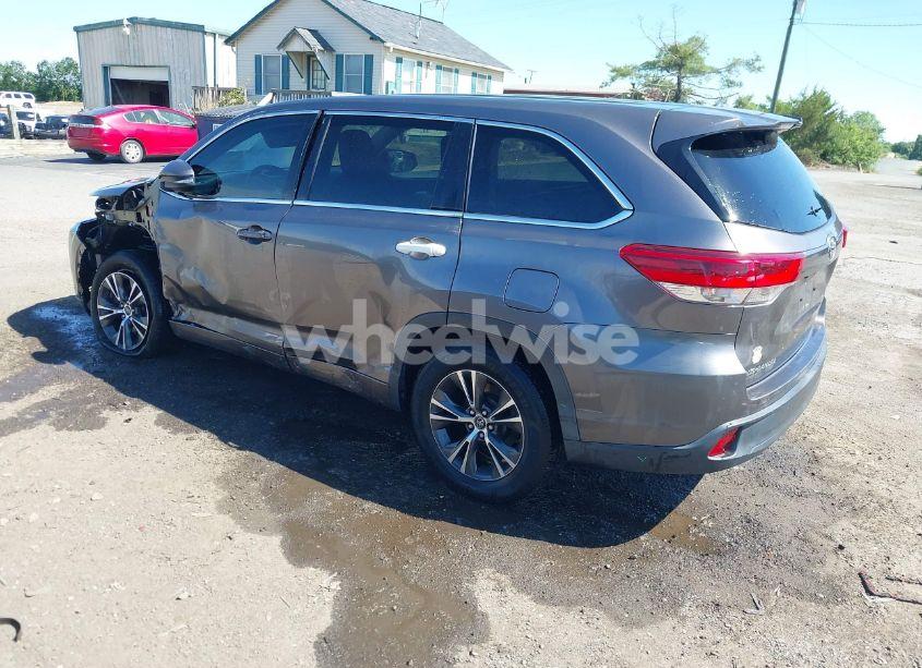 Photo 3 of 2018 Toyota Highlander LE (VIN 5TDZARFH8JS033994)