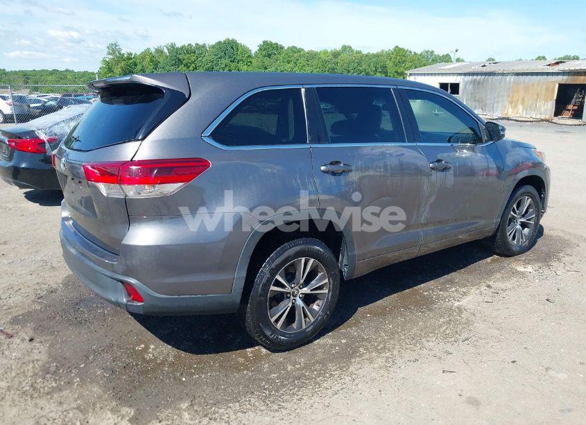 Photo 4 of 2018 Toyota Highlander LE (VIN 5TDZARFH8JS033994)