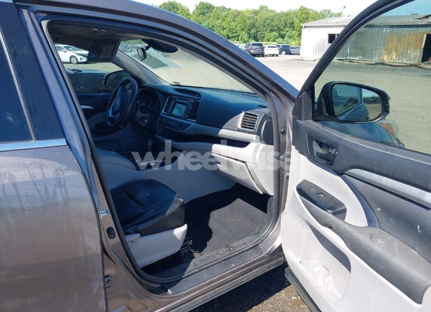 Photo 5 of 2018 Toyota Highlander LE (VIN 5TDZARFH8JS033994)