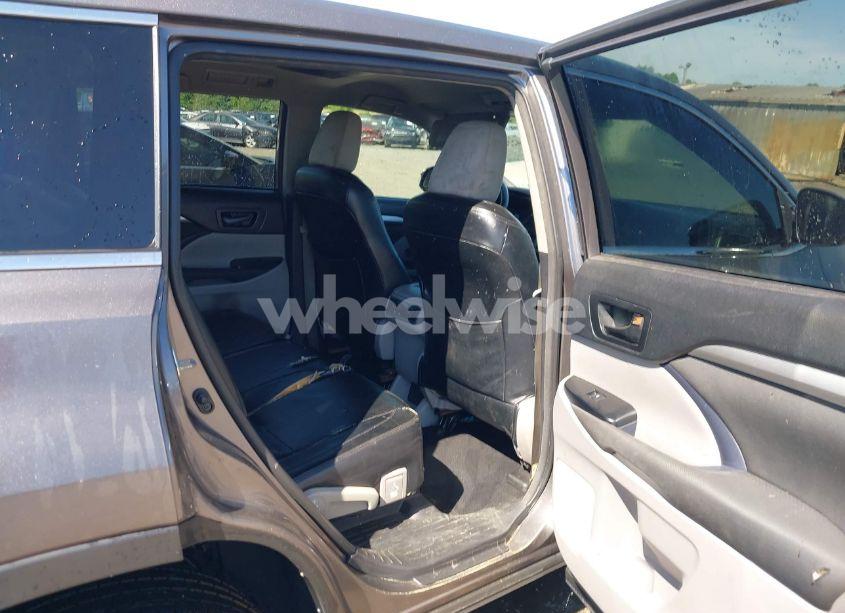 Photo 8 of 2018 Toyota Highlander LE (VIN 5TDZARFH8JS033994)