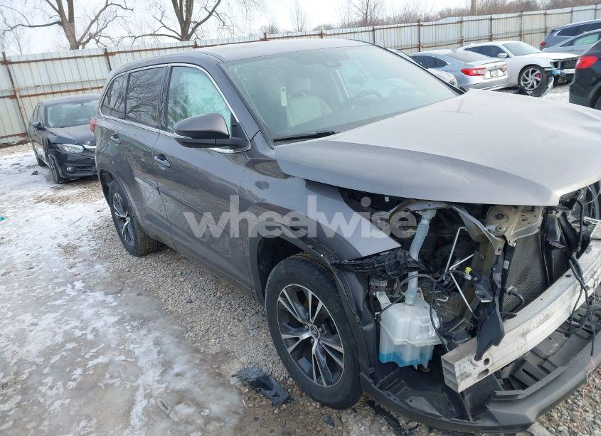 2018 Toyota Highlander LE (VIN 5TDZARFH8JS034143) main photo