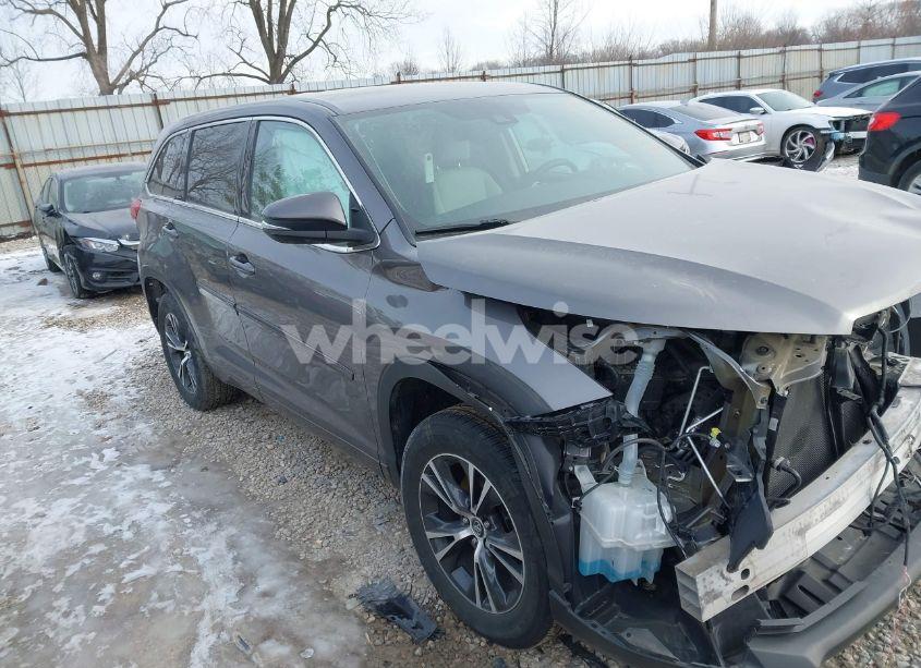 Photo 14 of 2018 Toyota Highlander LE (VIN 5TDZARFH8JS034143)