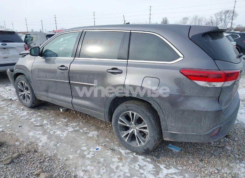 Photo 15 of 2018 Toyota Highlander LE (VIN 5TDZARFH8JS034143)