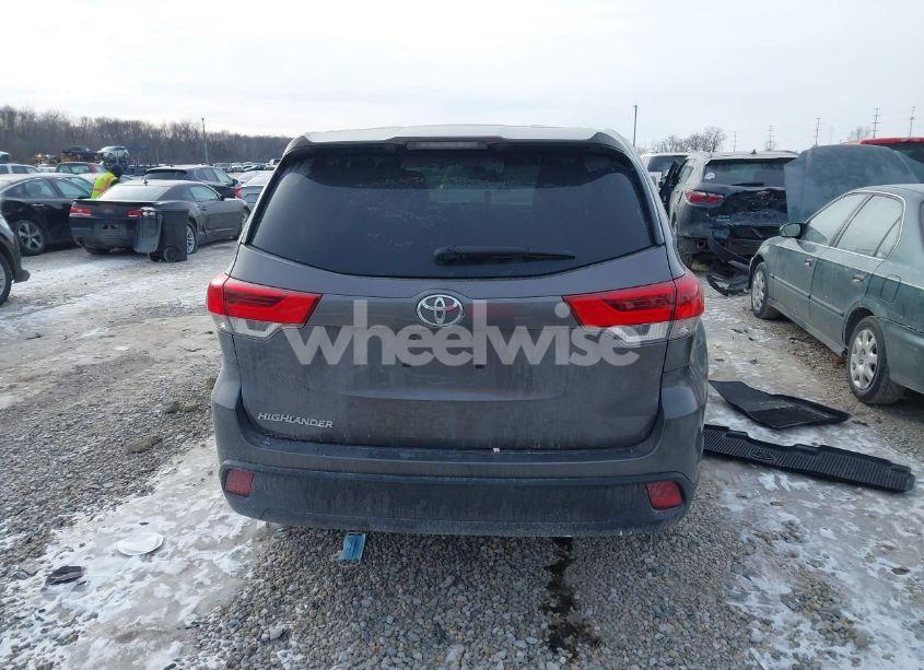 Photo 17 of 2018 Toyota Highlander LE (VIN 5TDZARFH8JS034143)