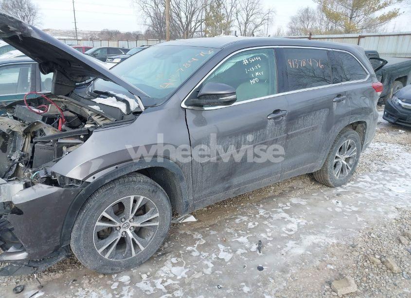 Photo 2 of 2018 Toyota Highlander LE (VIN 5TDZARFH8JS034143)