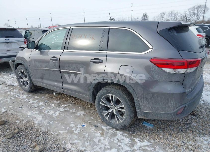 Photo 3 of 2018 Toyota Highlander LE (VIN 5TDZARFH8JS034143)