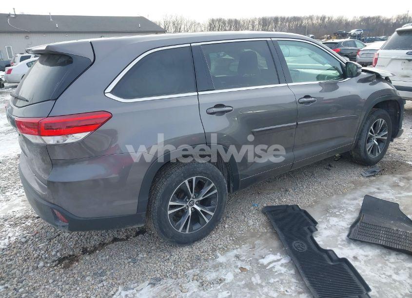 Photo 4 of 2018 Toyota Highlander LE (VIN 5TDZARFH8JS034143)