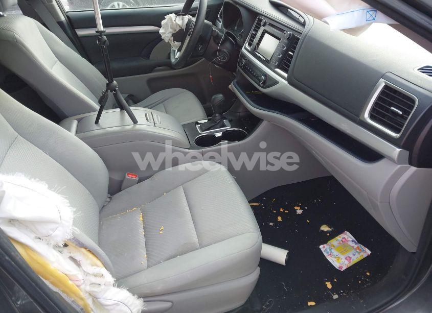 Photo 5 of 2018 Toyota Highlander LE (VIN 5TDZARFH8JS034143)