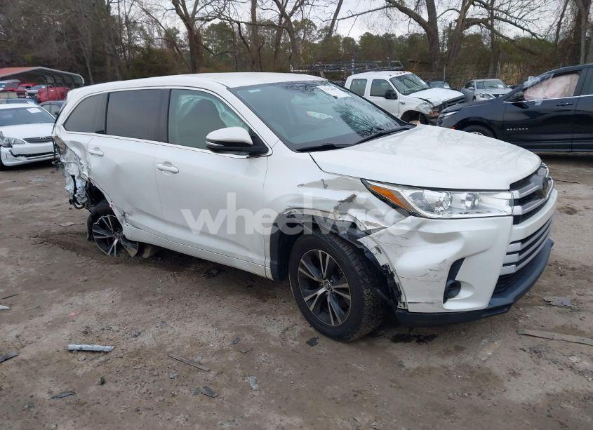2018 Toyota Highlander LE (VIN 5TDZARFH8JS039911) main photo