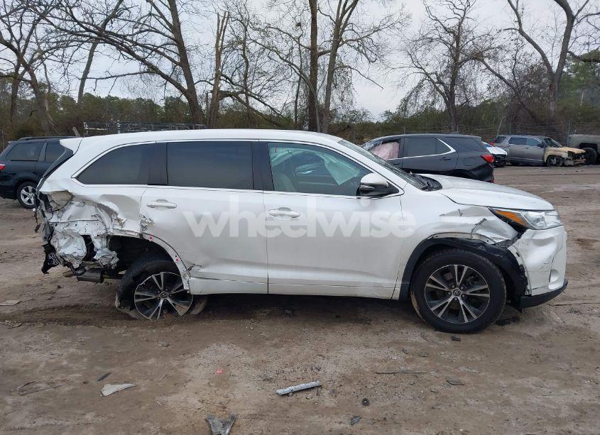 Photo 13 of 2018 Toyota Highlander LE (VIN 5TDZARFH8JS039911)