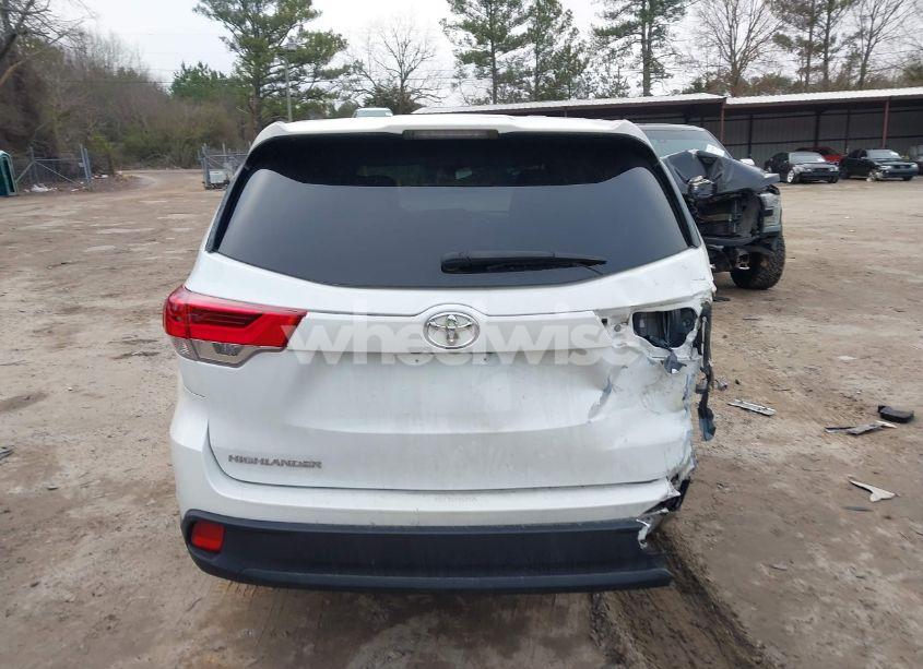 Photo 16 of 2018 Toyota Highlander LE (VIN 5TDZARFH8JS039911)