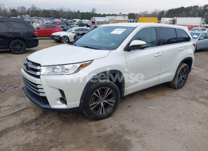Photo 2 of 2018 Toyota Highlander LE (VIN 5TDZARFH8JS039911)