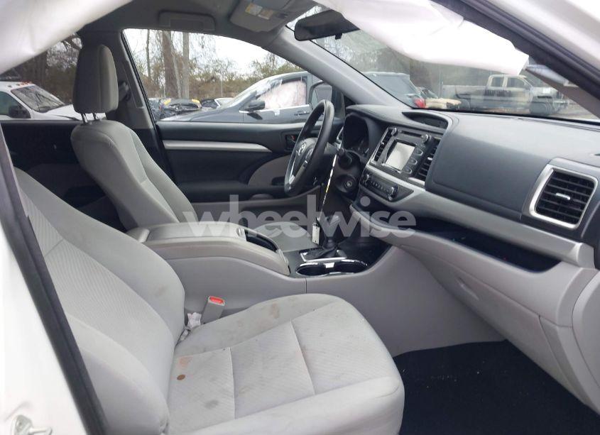 Photo 5 of 2018 Toyota Highlander LE (VIN 5TDZARFH8JS039911)