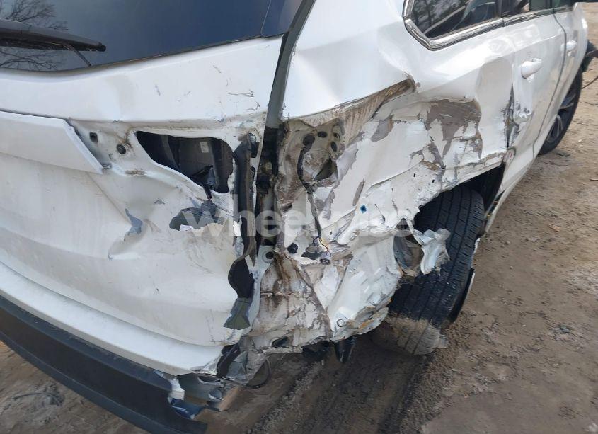 Photo 6 of 2018 Toyota Highlander LE (VIN 5TDZARFH8JS039911)