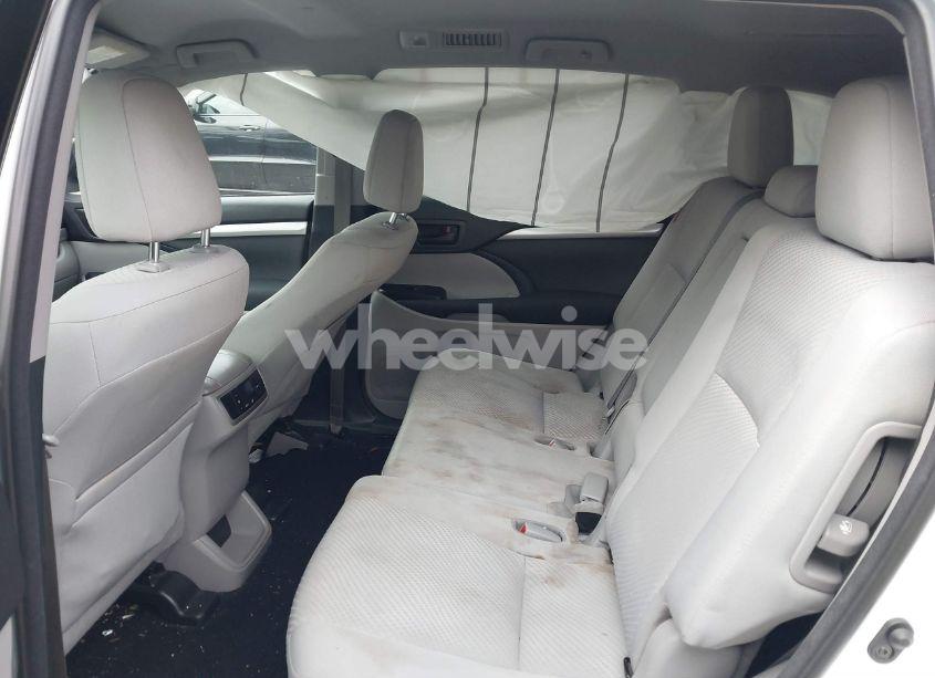 Photo 8 of 2018 Toyota Highlander LE (VIN 5TDZARFH8JS039911)