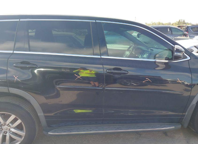 Photo 14 of 2015 Toyota Highlander LE (VIN 5TDZARFH9FS016239)