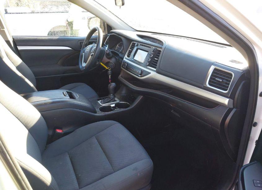 Photo 5 of 2016 Toyota Highlander LE (VIN 5TDZARFH9GS018591)